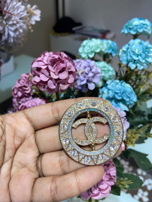 CC ROUND EMBELLISHED BROOCH